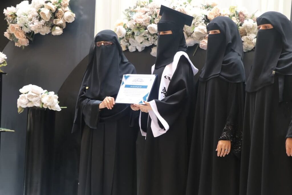 تكريم أوائل الجمهورية والمتفوقات في مدارس اليمنية الحديثة للصف
