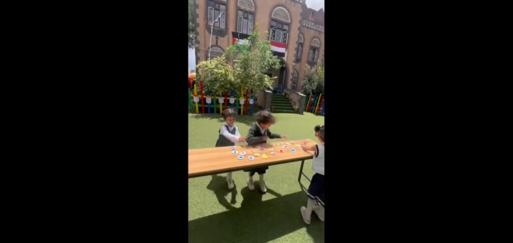قام أطفال KG1 بتمييز الألوان والتعرف عليها من خلال اللعب والتجريب،#مدارس_اليمنية_الحديثة