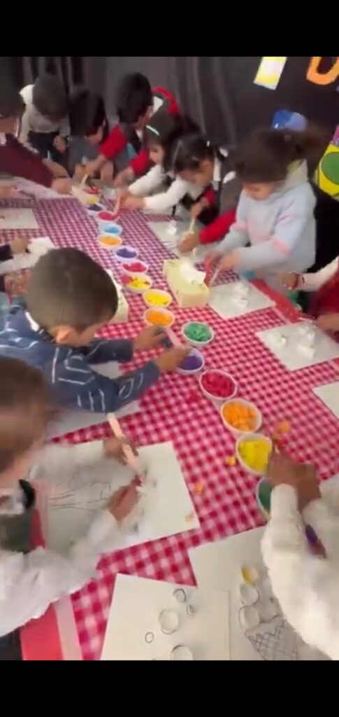 شهد أطفالنا نشاطًا مميزًا من نوعٍ آخر حيث أبدعوا في التلوين داخل فراغات ثلاثيةالأبعاد تحاكي الواقع.